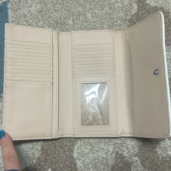 Guess Light Pink/ Tan/ Beige Wallet in Great Condition - Picture 4 of 6